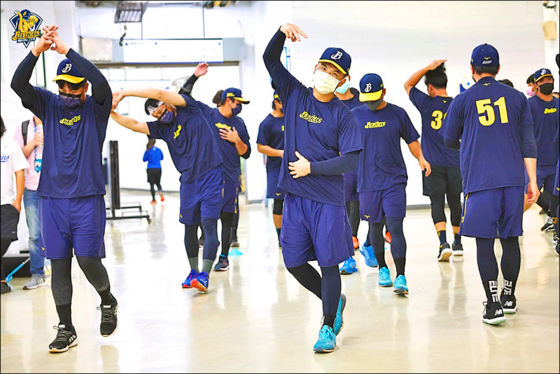 金控大戰因雨延賽，兄弟昨仍到新莊球場練習。（中信兄弟提供）