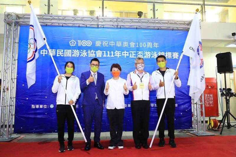 泳協理事長陳任邦為出征游泳世錦賽國手授旗。（大會提供）