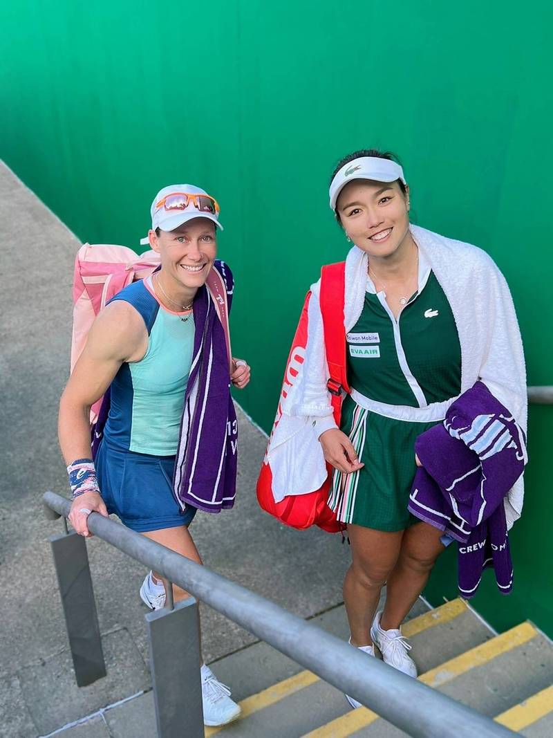 詹詠然（右）伯明罕女雙晉級4強。（詹詠然提供）