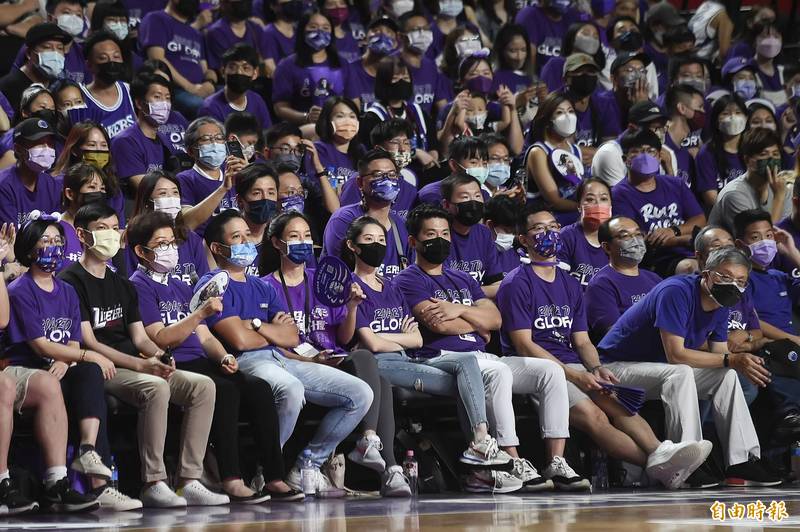 新竹攻城獅今在主場新竹縣體育館面對台北富邦勇士，7200名滿場球迷進場觀戰。（記者陳志曲攝）