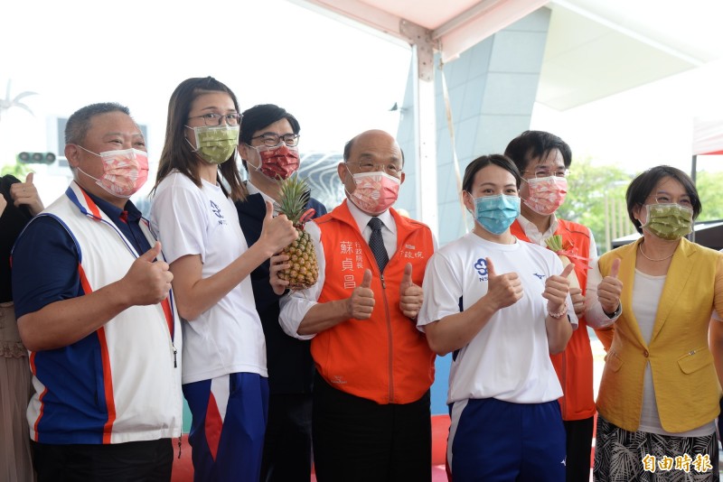 國訓中心大門今（21日）啟用，行政院長蘇貞昌（左四）、舉重國手郭婞淳（右三）、拳擊國手黃筱雯（左二）等出席儀式。（記者許麗娟攝）
