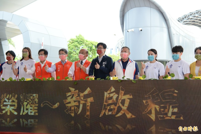 國訓中心大門啟用，行政院長蘇貞昌（左五）、高雄市長陳其邁（右五）、中華奧會主席林鴻道（右四）及奧運選手等一同出席啟用典禮。（記者許麗娟攝）