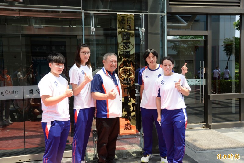 國家運動科學中心籌備處今揭牌，國手郭婞淳（右起）、陳念琴、中華奧會主席林鴻道、國手黃筱雯、陳玟卉都相當期待。（記者許麗娟攝）
