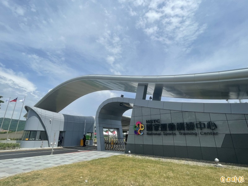 位於高雄的國家運動訓練中心大門，今（21日）正式啟用。（記者許麗娟攝）