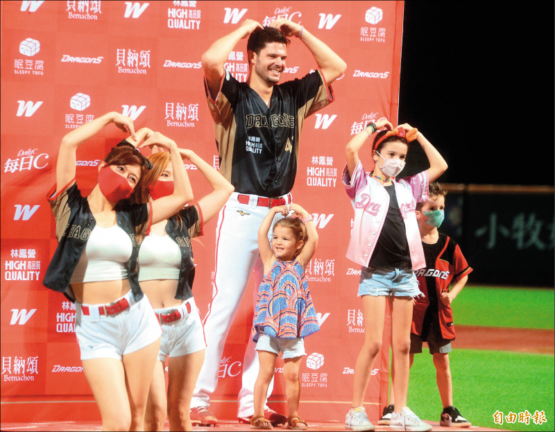 味全先發投手布里悍8.1局失2分奪勝，獲選單場MVP，賽後和小孩一起共舞同樂。（記者王藝菘攝）