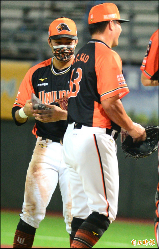 統一昨派2野手上場投球，潘傑楷（見圖左）繼高國慶之後投0.1局，生涯初登板的他最快球速135公里。（記者王藝菘攝）