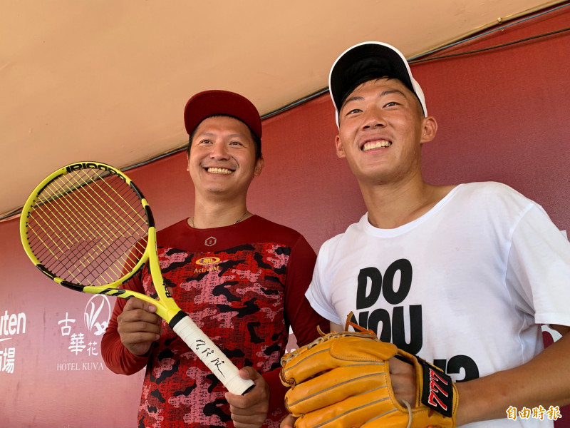 曾俊欣（右）與陳禹勳在桃園網聚。（記者徐正揚攝）