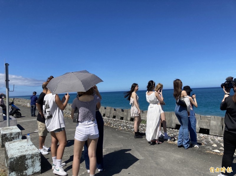 秀林國中籃球場翻新，旁邊就是海邊，不少人在海邊旁拍照。（記者吳孟儒攝）