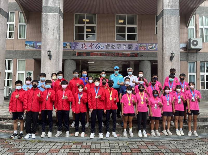 嘉義縣梅山國中體育團隊參加今年全中運，抱回2金、5銀、4銅好成績。（梅山國中提供）