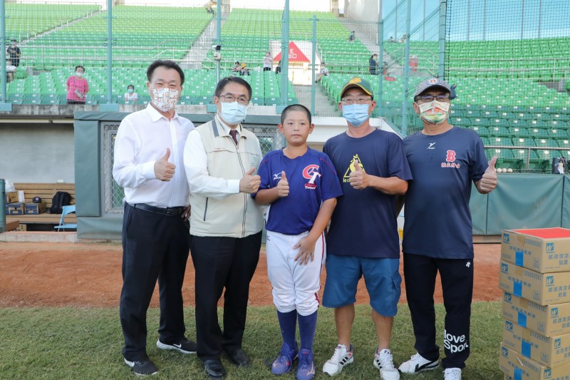 今年U12世界盃少棒賽，台灣隊集結11縣市、19校選手組成，其中來自台南市立人國小的柯梓翔（中），開心回到台南進行最後階段訓練。（圖由南市府提供）