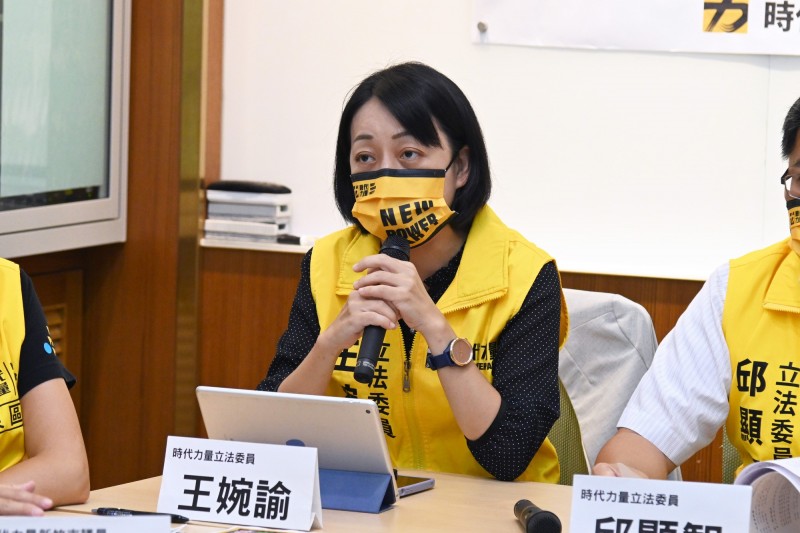 王婉諭批評，根據政府採購資料，第2次契約變更、追加預算距離球場重啟僅約10天，質疑急著重啟是否是為了增添「前市長」與「前副市長」的政績。（王婉諭辦公室提供）