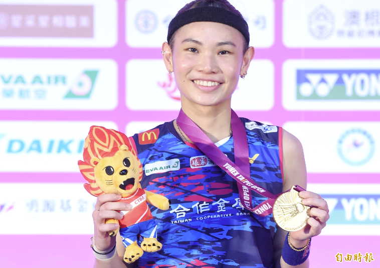 戴資穎拿到的吉祥物娃娃疑似缺牙引起球迷熱議。（記者方賓照攝）