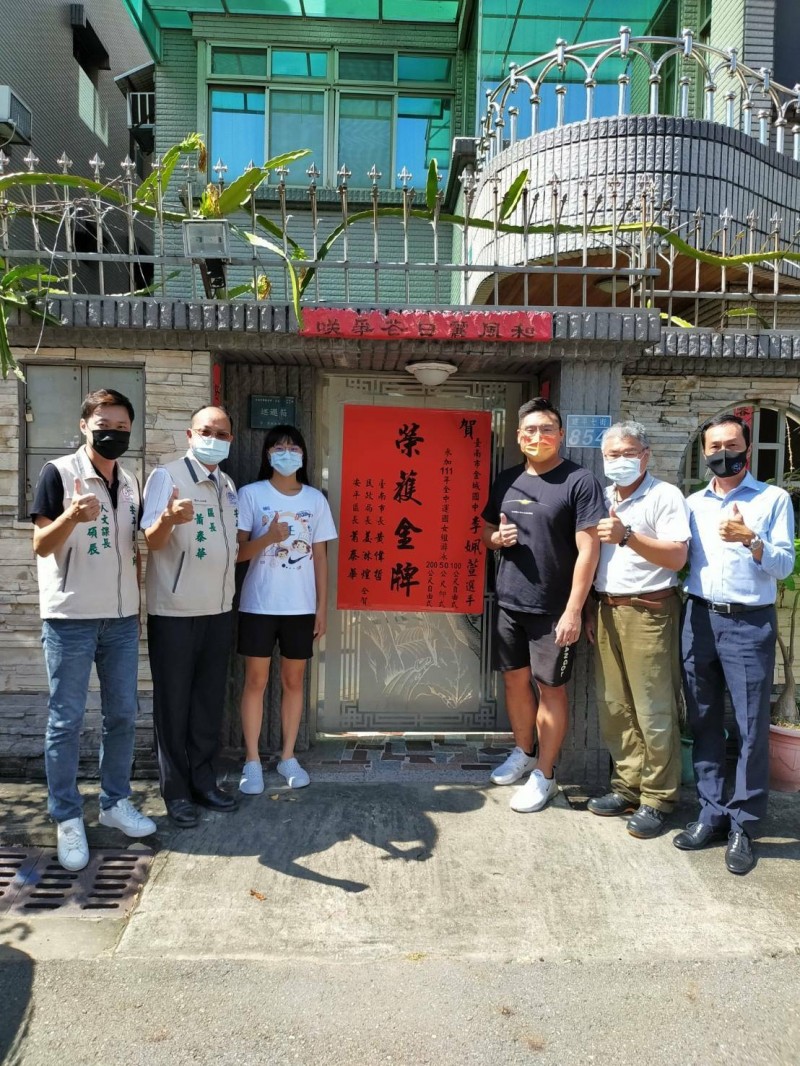金城國中李姵萱在國女組游泳50公尺仰式、100公尺自由式及200公尺自由式，個人勇奪3金。（安平區公所提供）