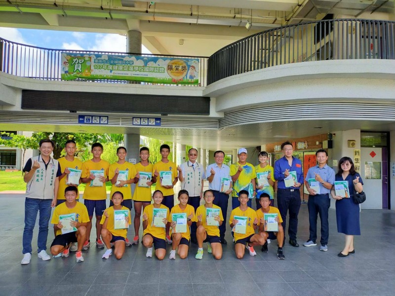 金城國中獲國男組田徑4x400公尺接力銀牌及銅牌，國女組田徑5000公尺競走金牌及銀牌，國女組田徑400公尺跨欄銀牌。（安平區公所提供）