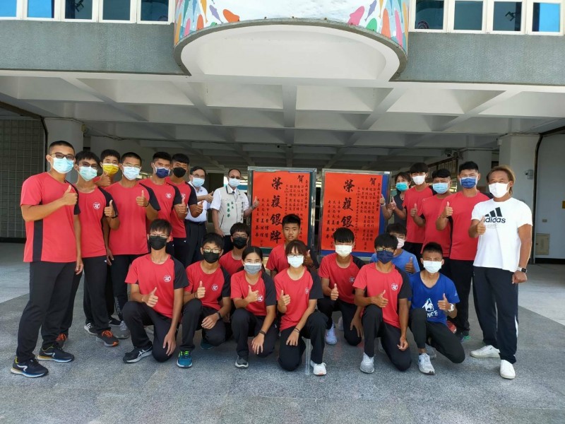 台南海事學校在高中組輕艇競速200公尺、1000公尺12人級龍舟榮獲銀牌及銅牌。（安平區公所提供）