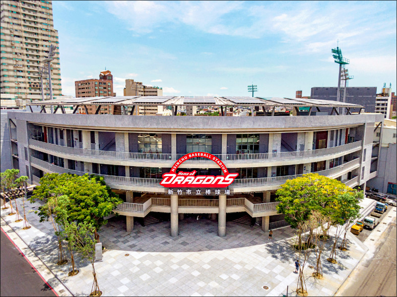 新竹球場換「新裝」，未經足夠壓力測試賽，導致狀況百出。（資料照）