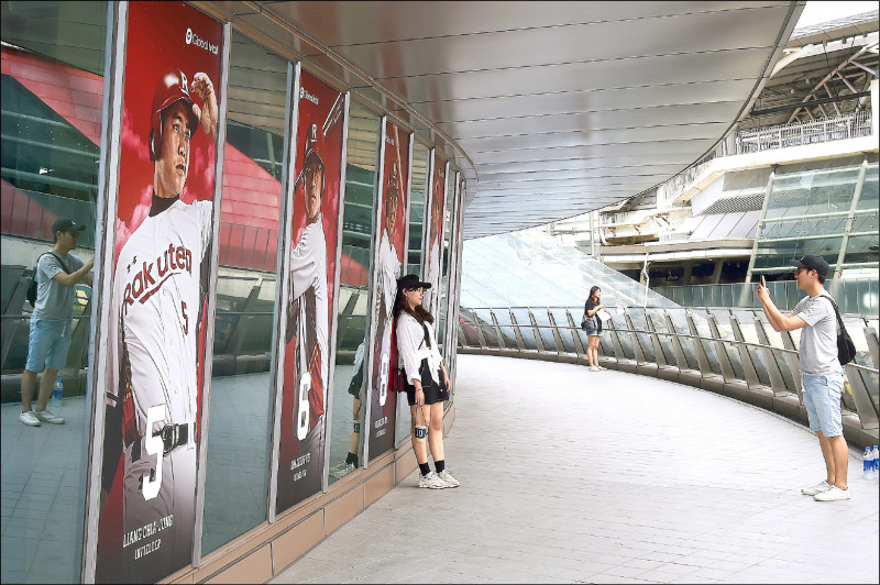 桃猿球團長期經營桃園球場有成，也帶動周邊建設和經濟，圖為球場連通環球購物中心A19空橋。（資料照）