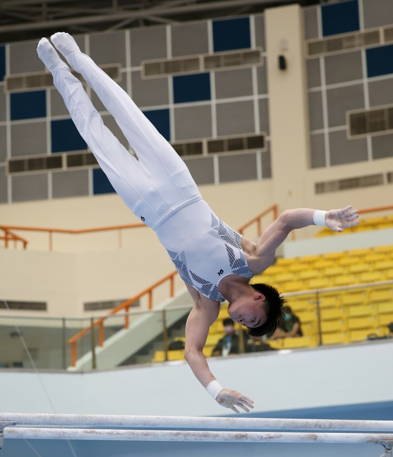 三重高中體操選手莊佳龍一人拿下吊環、跳馬、鞍馬、雙槓及單槓5面金牌。（新北市政府教育局提供）