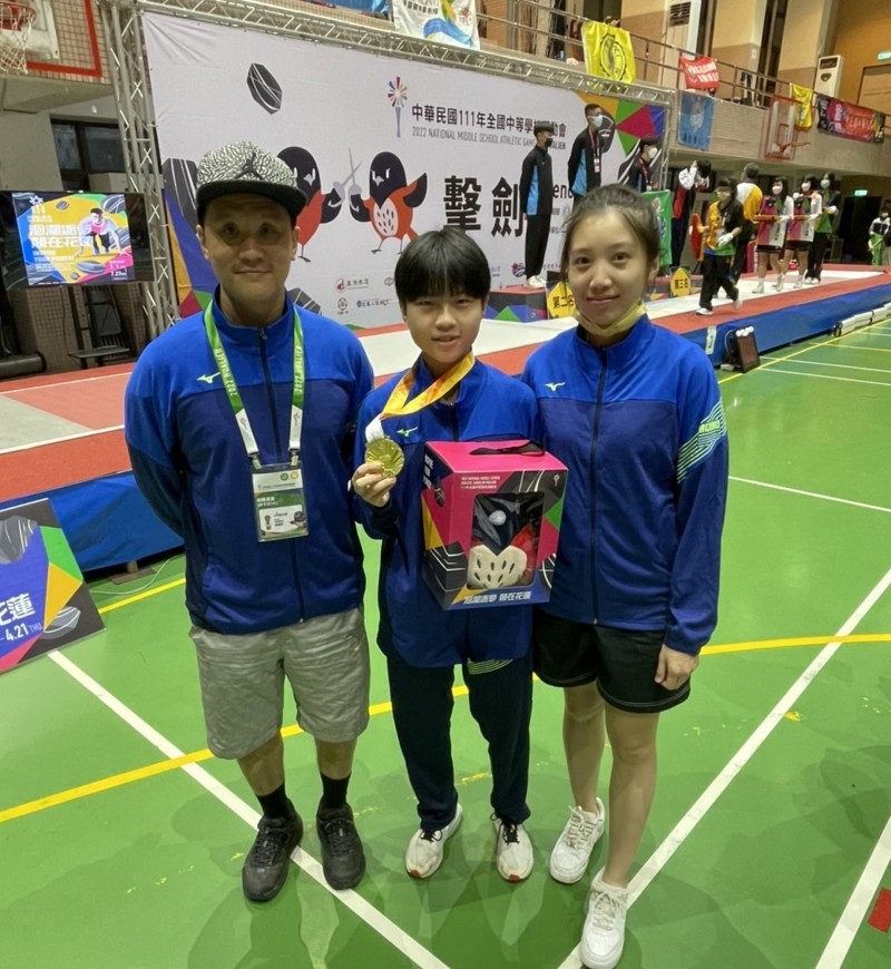 板橋國中周宥昕獲（中）獲國女組個人軍刀金牌。（新北市政府教育局提供）