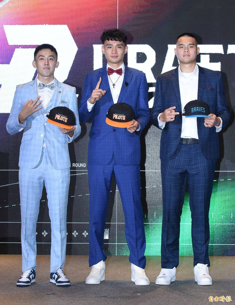 2022PLG職籃選秀會，狀元張鎮衙（中）、榜眼陳范柏彥（右）、探花白曜誠（左）。（記者廖振輝攝）