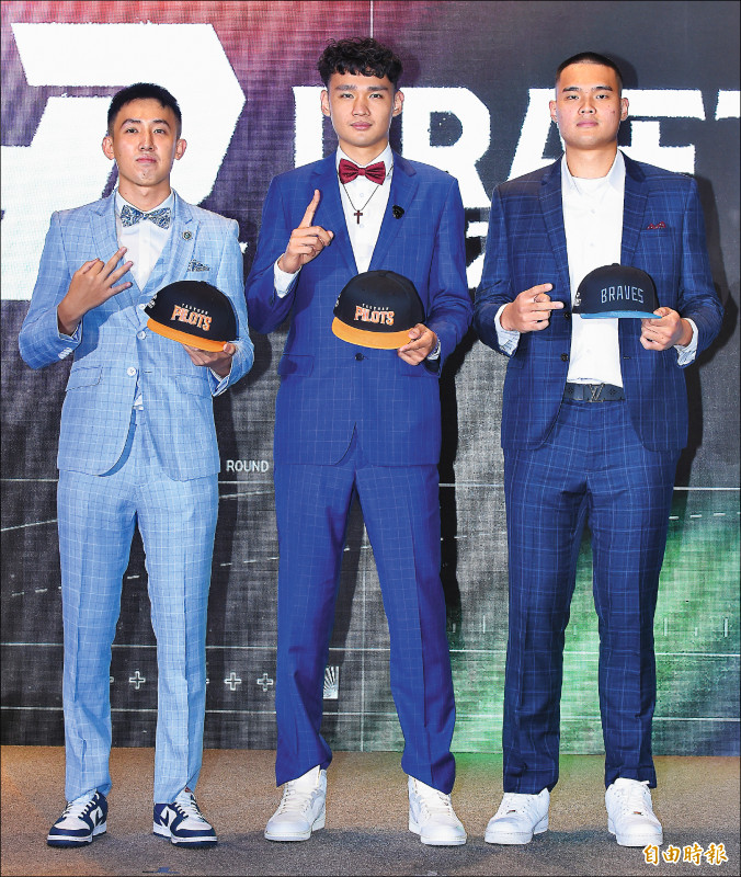 2022PLG選秀結果出爐，狀元張鎮衙（中）、榜眼陳范柏彥（右）、探花白曜誠（左）。（記者廖振輝攝）