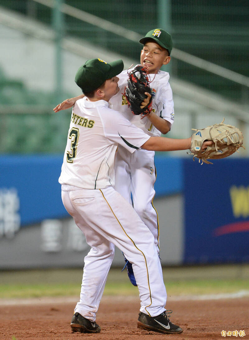 南非小球員完成出局數後，就算是平凡的飛球，也會開心的又叫又跳。（記者林正堃攝）