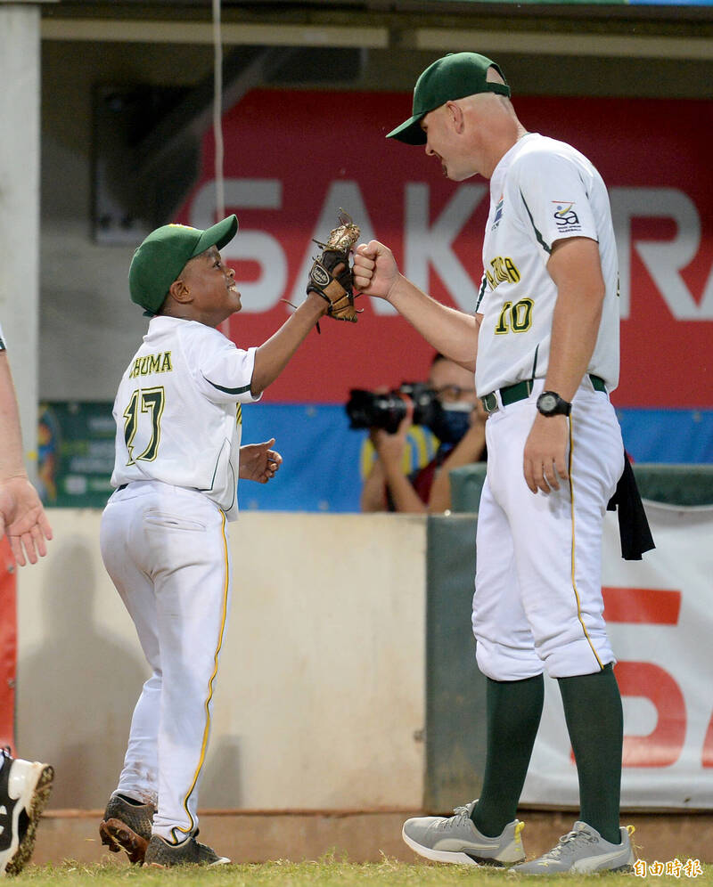 南非教練鼓勵南非小球員。（記者林正堃攝）