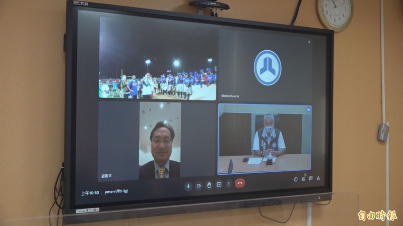 桃園市副市長高安邦（右下角）代替桃園市長鄭文燦，與美國視訊連線慶祝平鎮高中棒球隊奪冠。（記者魏瑾筠攝）