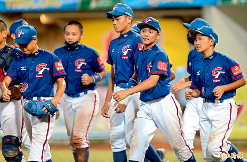 台灣提前5局扣倒南非，闖進超級循環賽。（記者林正堃攝）
