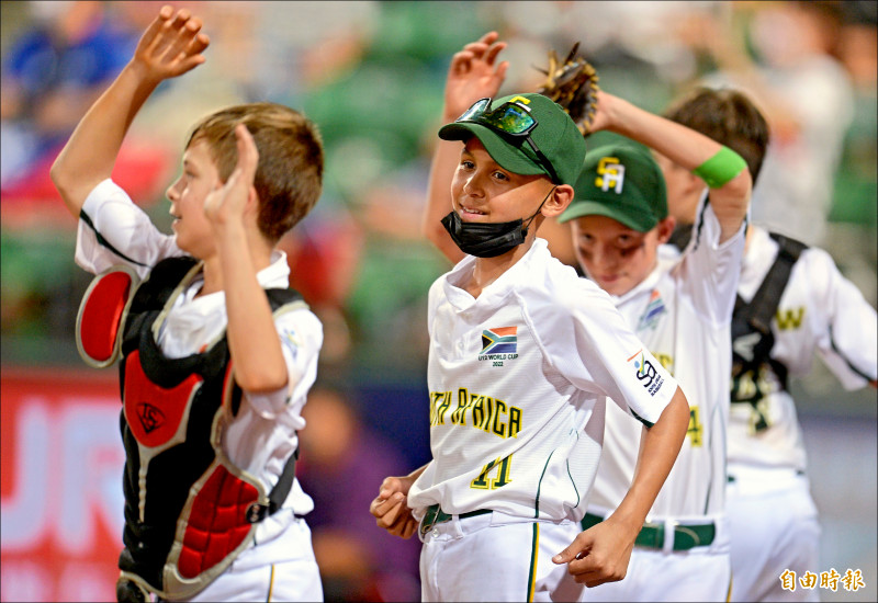 南非隊雖然實力不強，但全隊開心打球享受過程，球員還會跟著音樂起舞。（記者林正堃攝）
