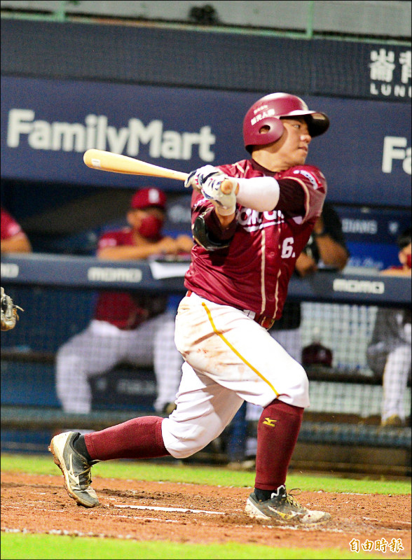猿隊嚴宏鈞10局上敲出致勝三壘安打，獲選單場MVP。（記者王藝菘攝）
