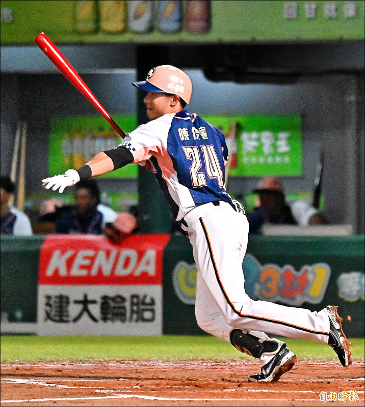 陳傑憲本季對戰江少慶打擊率高達7成78。（記者李惠洲攝）