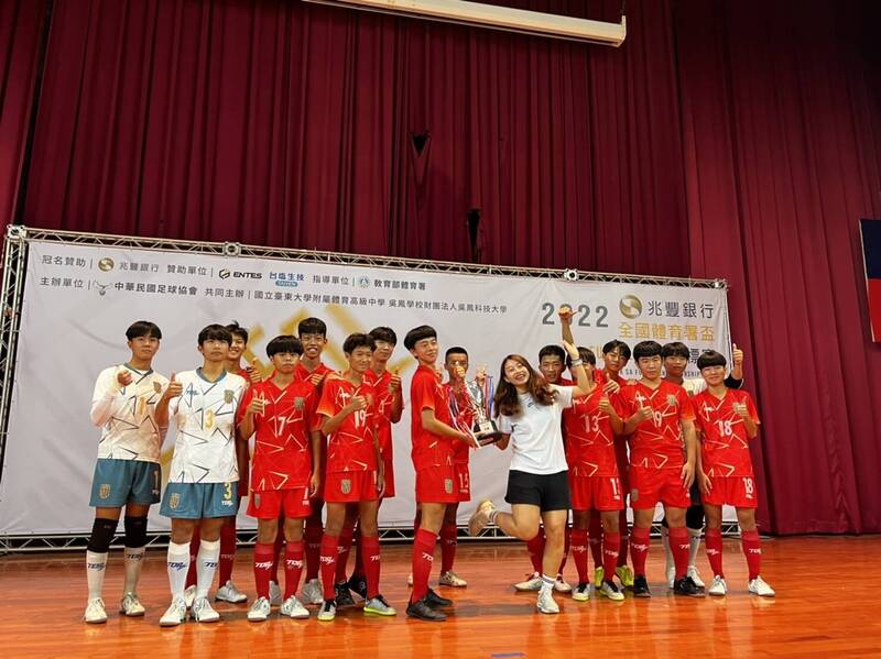 2022全國體育署盃U19男生組5人制足球錦標賽，嘉義縣永慶高中獲得亞軍、創隊史最佳成績。（永慶高中提供）