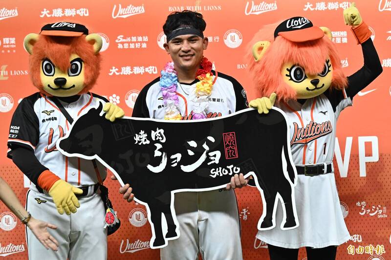 統一獅林岱安獲得單場MVP。（記者李惠洲攝）