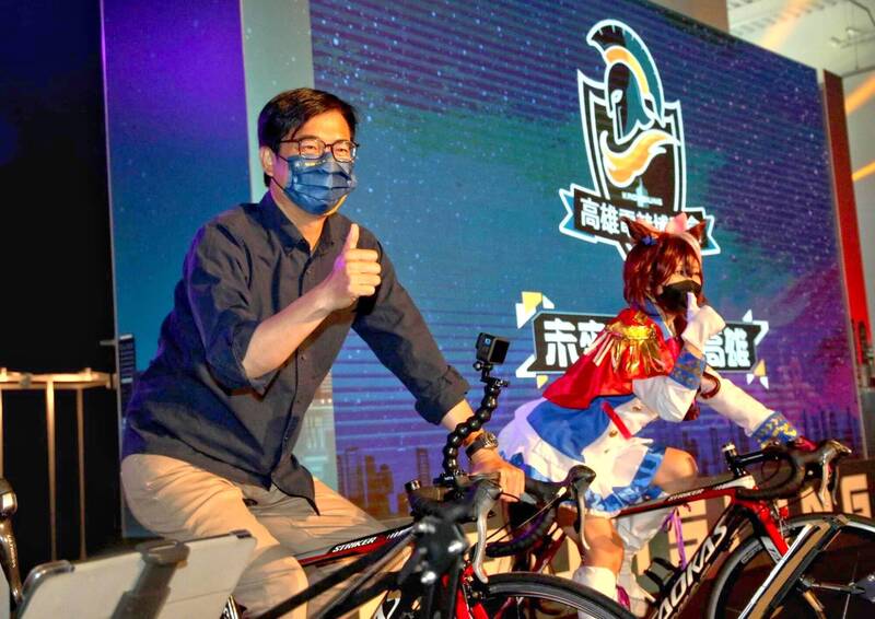 陳其邁挑戰結合實體自行車與線上賽事的自由車。（圖運發局提供）