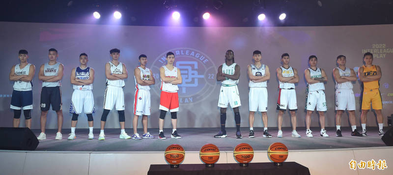 中信特攻隊謝亞軒（右1）。（記者劉信德攝）