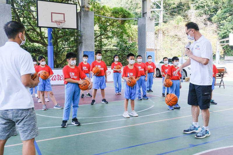 緯來電視網攜手NBA偏鄉關懷和平國小。（大會提供）