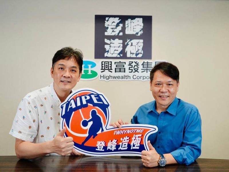 促進會秘書長李玉龍（左起）感謝興富發集團執行長陳彥伯贊助支持。（促進會提供）