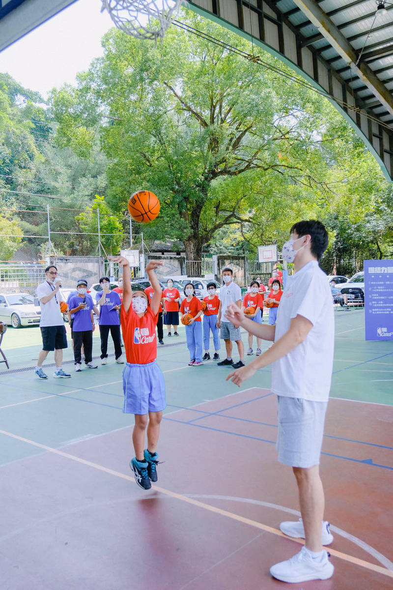 緯來電視網攜手NBA偏鄉關懷和平國小。（大會提供）