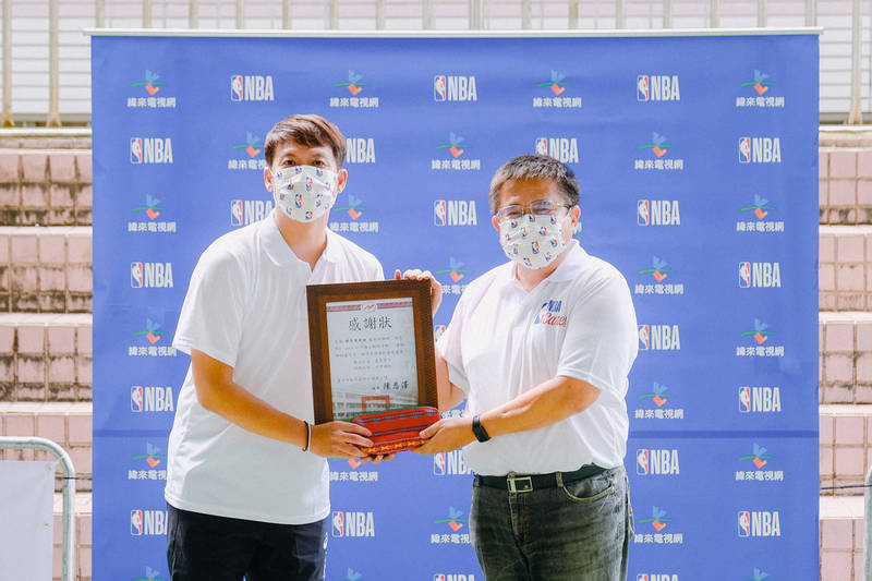緯來電視網攜手NBA偏鄉關懷和平國小。（大會提供）