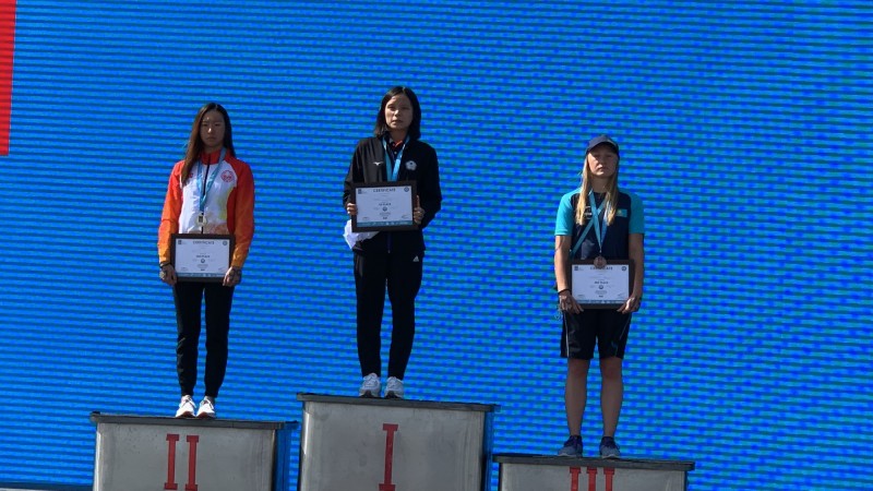 鄧羽彣（中）。（游泳協會提供）