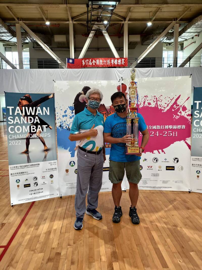 中華民國大師運動協會理事長彭臺臨，頒發精神總錦標給苗栗縣福興國民中小學，由該校散打總教練徐永科受獎。（官方提供）