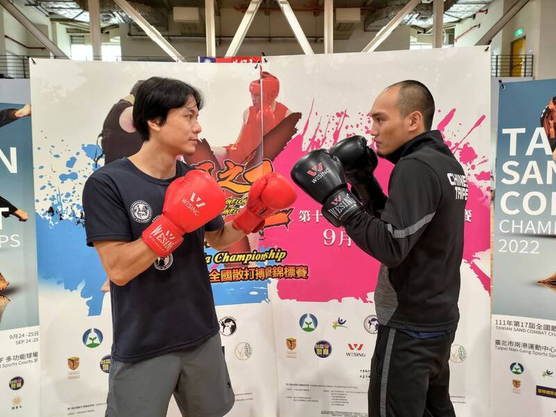 師父陳柏仲（左）與徒弟吳奕淳（右）25日在第17屆全國散打搏擊錦標賽寫下師徒同場奪冠的紀錄。（官方提供）