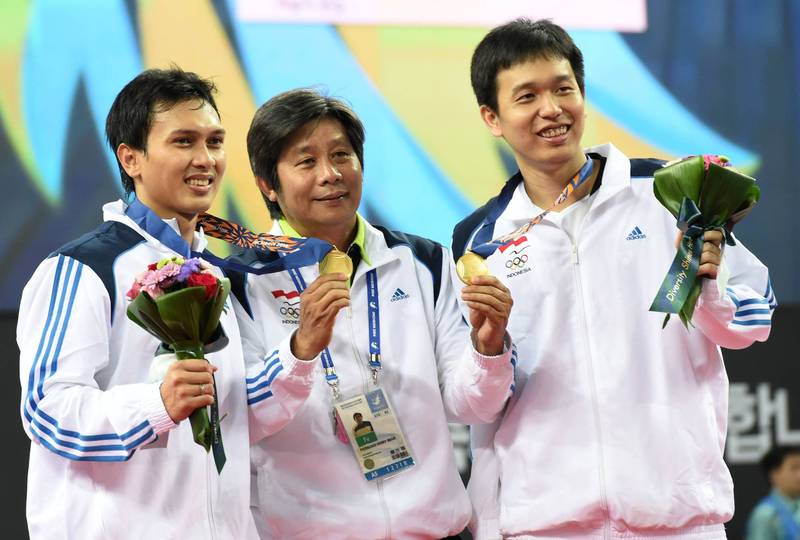 彭偉信（中）是印尼男雙傳奇教練。（資料照，法新社）