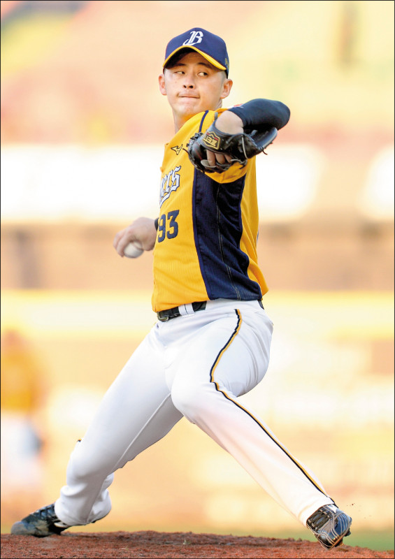 兄弟投手吳哲源轉任先發第1年就拿到10勝。（資料照）