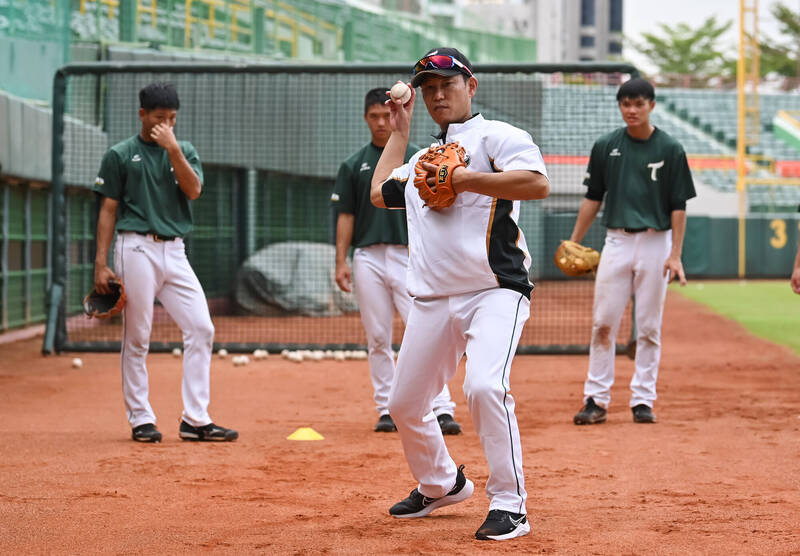 台鋼雄鷹球員接受井端弘和指導。（台鋼雄鷹提供）