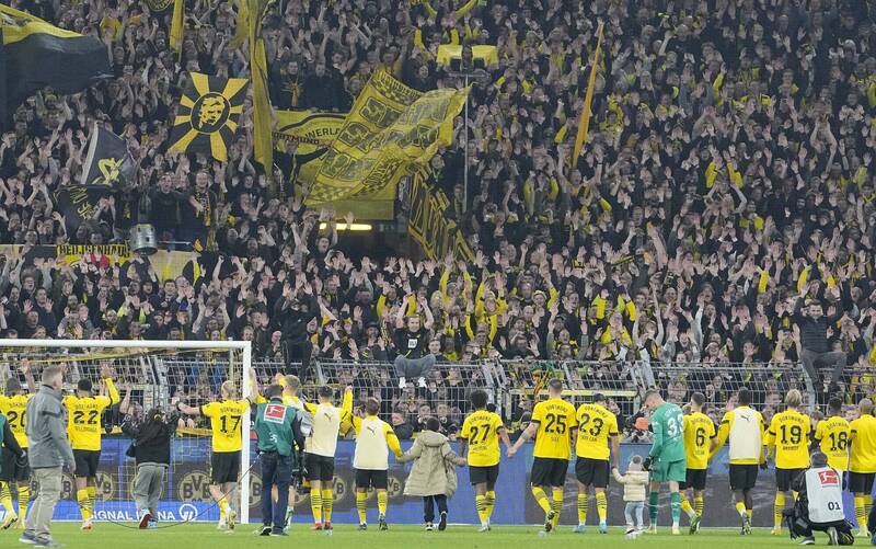 多特蒙德昨日對戰強敵拜仁慕尼黑，在終場前最後一刻追平比數，賽後接受滿場球迷歡呼。（美聯社）