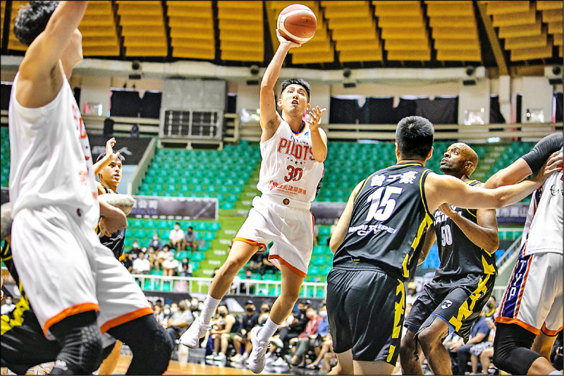 領航猿選秀探花白曜誠藉由找學長討教找方法，在生涯第二場熱身賽攻下全隊本土最高15分。（PLG提供）