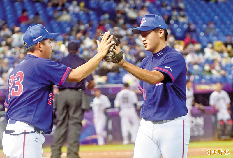 莊昕諺（右）接手中繼2局連飆5K，未被敲安無失分拿下勝投。
	（記者廖耀東攝）