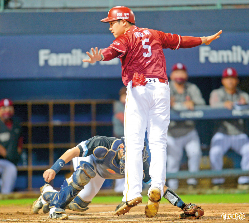猿隊梁家榮2次打擊都造成悍將失誤失分，賽後獲選單場MVP。
（記者林正堃攝）